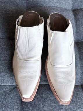FREEBIRD by Steven Wyoming Leather Western Ankle Boots Sz 8 Cream Off-White
